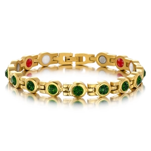 Détail du bracelet plaqué or avec zircons verts et inserts de thérapie magnétique de santé