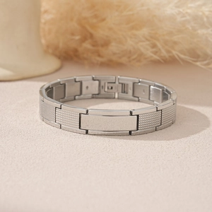 Poliertes Herrenarmband aus Edelstahl mit abwechselnd strukturierten Plattenelementen