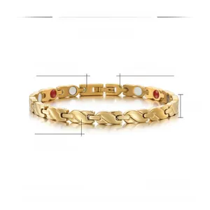 Detail van gouden magnetische therapie armband met stenen en gepolijste afwerking