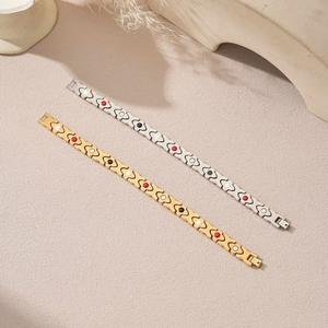 Détail de bracelets de magnétothérapie trèfle à quatre feuilles en acier doré et argenté
