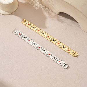 Détail de bracelets de magnétothérapie à maillons carrés en acier inoxydable bicolore
