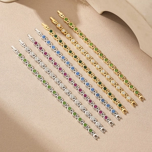 Bracelets tennis en zircon multicolore finitions dorée et argentée sur fond neutre