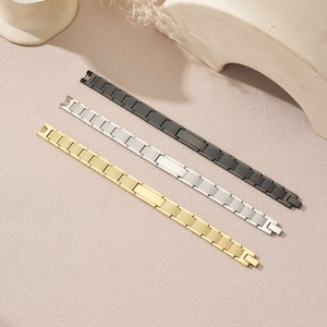 Verstellbare Herrenarmbänder aus Edelstahl in Schwarz, Gold und Silber mit Gravurplatte