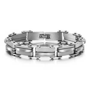 Vue détaillée d'un bracelet lourd en acier inoxydable pour homme avec rivets industriels