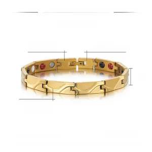 Nahaufnahme des vergoldeten Edelstahl-Armbands mit magnetischen Therapiesteinen