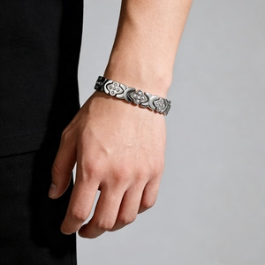 Bracelet trèfle en acier inoxydable argenté avec diamants porté au poignet d'un modèle
