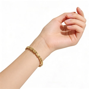 Elegante goudkleurige roestvrijstalen armband met geweven X-schakels en hoogglans