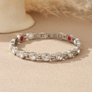 Vue détaillée d'un bracelet magnétique argenté avec zircons et inserts de santé colorés