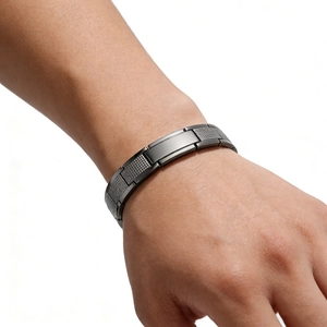 Detail eines verstellbaren Herrenarmbands in Gunmetal mit mattem und poliertem Finish