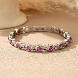 Vue détaillée du bracelet magnétique en argent avec cristaux violets et aimants