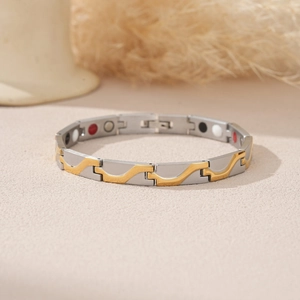 Makro-Detail von Magnettherapie-Armband mit gold-silbernen Gliedern und Einlegeelementen