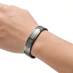 Detailansicht Herren Armband Schwarz Edelstahl mit Gitterstruktur und polierten Gliedern
