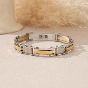 Vue macro détaillée du bracelet bicolore en acier inoxydable avec accents dorés et fermoir