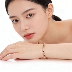 Gros plan d'un bracelet en or rose style montre avec un diamant sur le poignet d'un modèle