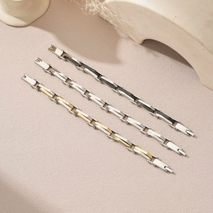 Ensemble de trois bracelets à maillons géométriques pour hommes en tons argent et noir