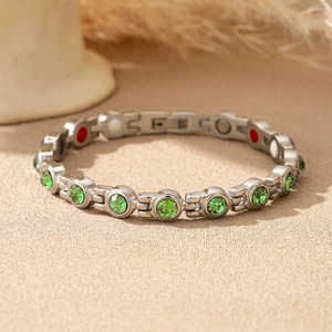 Détail du bracelet de magnétothérapie en acier inoxydable argenté avec zircon vert