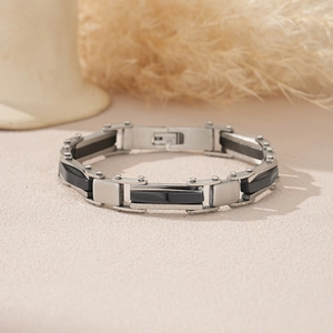 Gros plan détaillé du bracelet industriel en acier inoxydable et incrustations noires