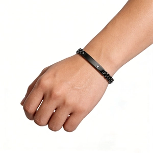 Détail macro du bracelet en acier noir 6mm avec diamant sur plaque rectangulaire