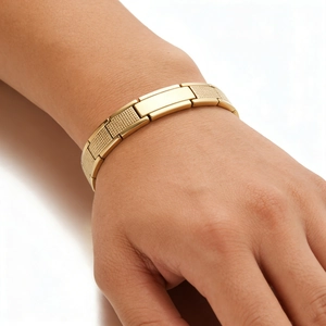 Nahaufnahme des goldenen Edelstahl-Gliederarmbands für Herren mit Textur und Platte