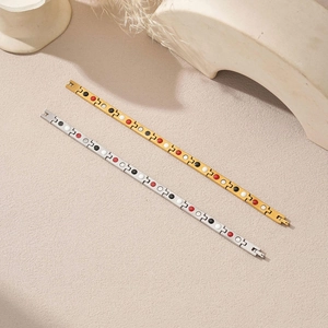 Details von minimalistischen magnetischen Kettenarmbändern in Gold und Silber mit Einlagen