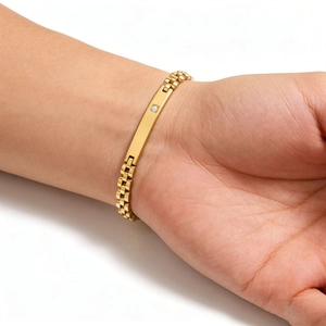 Détail d'un bracelet en acier inoxydable doré de 6 mm avec barre incurvée diamantée
