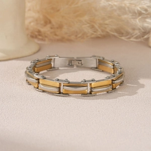 Détail d'un bracelet industriel bicolore en acier inoxydable avec rivets et fermoir