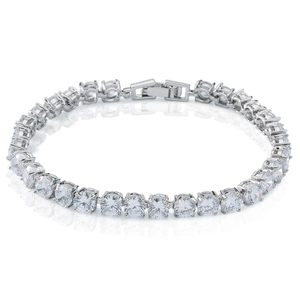 Détail du bracelet tennis en argent avec zircons ronds sertis à griffes élégantes