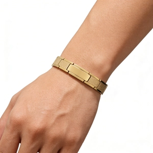 Detail eines Herrenarmbands aus Gold-Edelstahl mit Netzstruktur und polierten Gliedern