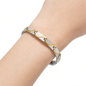 Nahaufnahme des zweifarbigen Wellenarmbands mit eingebetteten Magnettherapiesteinen