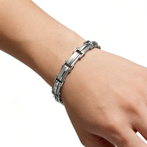 Détail d'un bracelet en acier inoxydable pour homme avec maillons en I au poignet
