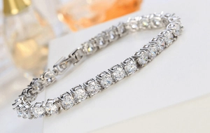 Vue détaillée du bracelet tennis en argent avec zircons AAA ronds sertis à quatre griffes