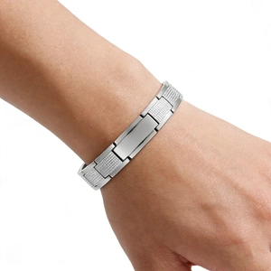 Detailaufnahme eines silbernen polierten Herrenarmbands mit gebogener Platte am Handgelenk