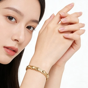 Bracelet en acier inoxydable doré à motif croisé en X avec fermoir magnétique pour femme