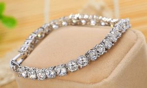 Vue macro d'un bracelet de tennis classique en argent avec zircons sur un coussinet