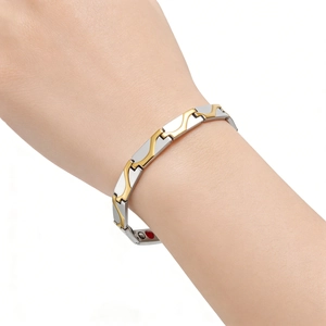 Detailansicht des zweifarbigen Edelstahl-Magnetarmbands mit S-Glied-Design