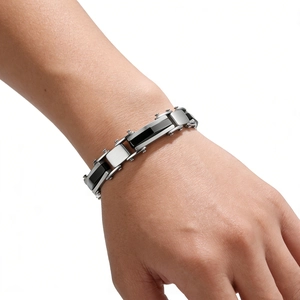 Gros plan d'un bracelet multicouche pour homme en acier inoxydable avec maillons noirs