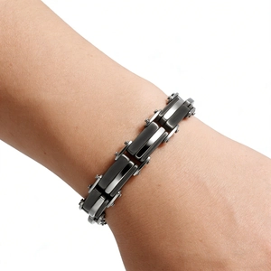 Détail du bracelet gourmette pour homme en acier inoxydable gris fusil et noir