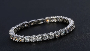 Vue macro d'un bracelet tennis en cristal avec oxydes de zirconium et fermoir pliable