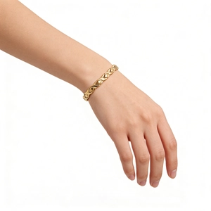 Chic bracelet à maillons en X en acier inoxydable doré pour femme sur le poignet