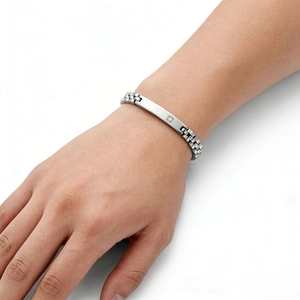 Détail d'un bracelet en acier inoxydable argenté de 6 mm avec un zircon carré scintillant