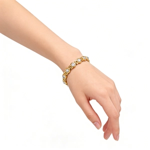 Gros plan détaillé d'un bracelet en acier doré avec zircons sur le poignet d'une femme
