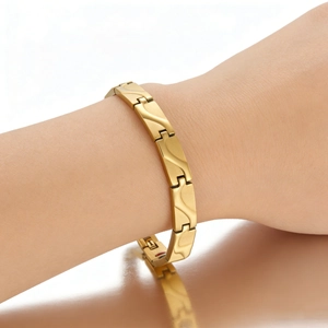 Goldenes Gliederkette-Armband aus Edelstahl mit Wellentextur und magnetischem Verschluss