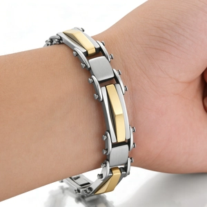 Détail du bracelet industriel bicolore en acier inoxydable avec design vis or et argent