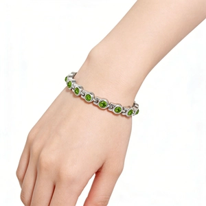 Détail du bracelet en argent avec zircons vert émeraude sertis en clos élégant