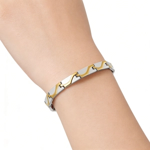 Minimalistisches Edelstahl-Magnetarmband mit goldenem Wellenmuster für Damen