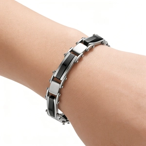 Gros plan d'un bracelet multicouche en acier inoxydable avec maillons argentés et noirs