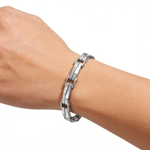 Gros plan sur un bracelet à maillons géométriques industriels aux détails argentés