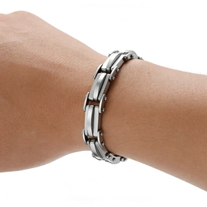 Bracelet homme en acier inoxydable de style industriel avec détails en métal brossé