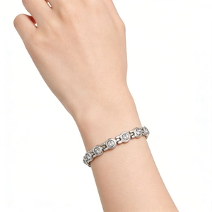 Gros plan d'un bracelet en argent avec des pierres de zircone cubique rondes et claires