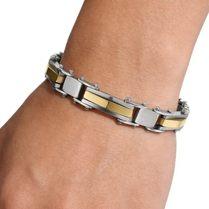 Détail d'un bracelet multicouche en acier inoxydable bicolore au design industriel